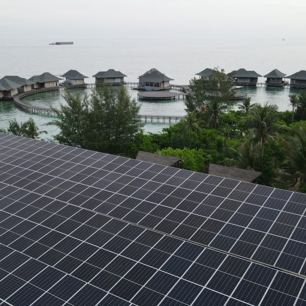 Teknologi PLTS Hybrid Terintegrasi BESS Jadi Solusi Energi Andal di Pulau Tengah