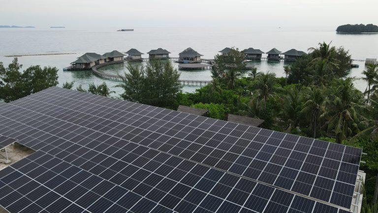 Teknologi PLTS Hybrid Terintegrasi BESS Jadi Solusi Energi Andal di Pulau Tengah