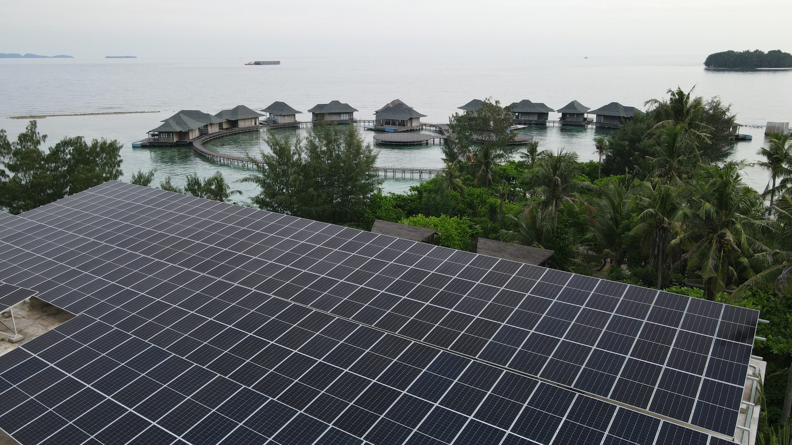 Read more about the article Teknologi PLTS Hybrid Terintegrasi BESS Jadi Solusi Energi Andal di Pulau Tengah